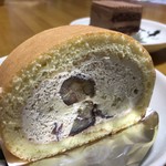 菓子工房 リーフムーン - 黒糖クリームと和栗のロールケーキ