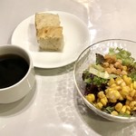 トラットリア リアナ - コーヒー、フォカッチャ、サラダ