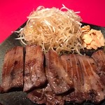ステーキ鉄板居酒屋 鍛冶屋 - 厚切り牛タンステーキ