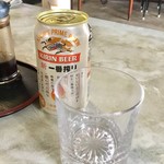 にのみや食堂 - ビールだけ価格不明だったので、とりあえずビール。って缶ビールなんだ(300円)。発泡酒でないのは、せめてもの救いか。グラスはピカピカとは言い難い。