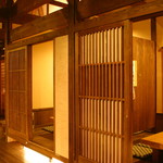 Gonzou - 入り口は透かし戸で天井は吹き抜けの個室が12室ございます。