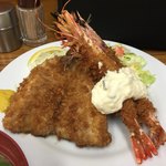 とんかつ八千代 - ぷりぷりの車海老と、フワッフワッのアジフライ。八千代さんのアジフライを食べると、他のアジフライは食べられない。
