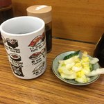 とんかつ八千代 - 先ずは、お茶とお新香。