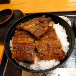 炭火焼うなぎ 東山物産 - うな丼　中　3切れ1980円