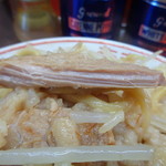 麺でる - 豚一口目のやつ