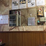 センリ軒 - 壁に貼ってあるメニューと大きな鏡。