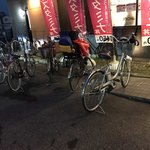 吉野家 - 店の前は自転車で溢れかえっています