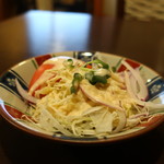Saryou Mochi Duki - キャベツの千切り、紫タマネギ、トマト、貝割菜のサラダ