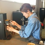 hazeru coffee - １杯を大事に煎れてくれます。（ご本人に撮影了解済み）