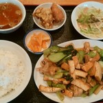 シンチャン - 日替　青梗菜と豚肉と厚揚げのピリ辛炒め　御飯お代わり無料　680円。辛さは程よく。スライスしたニンニクがけっこう入ってたなぁ…(^^;)