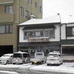 Katousobaya - 妙高高原の駅前。雪にもかかわらずお客さんは来ています。