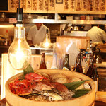 Sakana Ichi Baryou - 当店の主役は“魚”。全国で水揚げされ直送される旬魚は、まさに今獲ってきたばかりと思える程の新鮮さ。