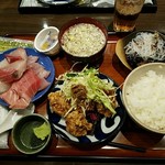 鱗蔵 - 刺身、から揚げ、春雨サラダ、ひじき煮物、ご飯、お味噌汁、納豆、海苔。