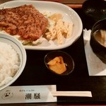 Kafe Ando Resuto Shiosai - グリルドスパイシーチキン定食、￥1100。