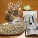 中華蕎麦 とみ田 - 「ご自宅用お土産つけめん特盛」1110円と「焼豚切り落とし持ち帰り（200g）」380円