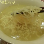 おきなわワールド空港売店 - あぐー豚ラーメンセット(400円)を購入☆彡
            あぐー豚塩ラーメンとあぐー豚とんこつラーメン、あぐー豚とんこつラーメン 辛口の3種類♪
            塩ラーメンは思ってたより濃厚なスープで、案外美味しかったよ(^^♪