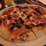 マジックレストラン＆バーGIOIA 銀座 - 生ハムとオリーブ ピッツァ