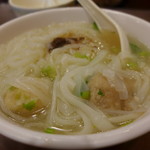 黄明記粥粉麺 - 料理写真:墨魚丸米粉(TWD32)