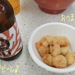 JAL PLAZA - おつまみ天(260円)とサンゴビール(620円)♪
            おつまみ天はさつま揚げみたいなもので、ちょこっとだし名前通りビールのおつまみにぴったり☆彡
            沖縄そばも定番のお味で、三枚肉とソーキも載ってた♪