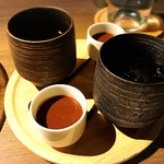 ビズ - 紅茶と小菓子
      紅茶は有田焼の器です！