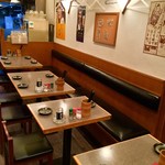 Sumibikushiyakitorijiro - 落ち着いた店内でゆっくりくつろげるテーブル席♪