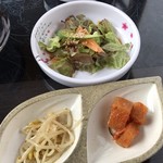 和風韓国料理 和牛焼肉 ソウルママ - サラダとお漬け物