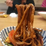 自然派中華 クイジン - 回鍋肉焼そば　麺リフト