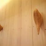 自然派中華 クイジン - 店内　小鳥をかたどったコートフック