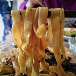 自然派中華 クイジン - 牛頬肉の黒酢煮込みとゴボウの和えそば　麺リフト