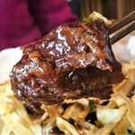 自然派中華 クイジン - 牛頬肉の黒酢煮込みとゴボウの和えそば　牛頬肉リフト　
