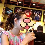 Boots & Kimo's Homestyle Kitchen - 店内は ポップで TVもあり〜❣️ティシャツがいっぱい飾られてる＾＾♡そして後ろのお方のヘアースタイル超可愛い❤️虎刈り？？笑笑