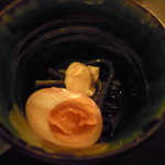 花鳥風月 - お通し　煮玉子とワラビ