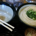 まずは肉うどん完食、続いて、かけうどんへ