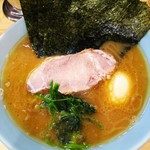 横浜家系ラーメン 志田家 - ラーメン並＋海苔＋味たま。￥500＋￥100＋￥プライスレス(チラシクーポン)