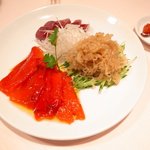 スペシャリテの赤ピーマンのマリネを含む前菜盛り合わせ