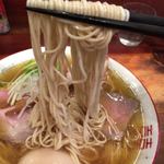 中華そば しば田 - 三河屋製麺の全粒粉入り平打ち細ストレート麺を使用しています。 しなやかなでコシがあり、歯切れがよく「プリッ」とした食感です。