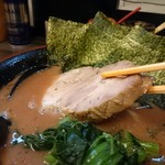 横浜家系らーめん 武術家 - 今回はチャーシューが大きくて分厚いです！！