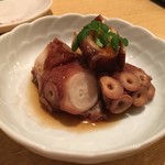 お通しのタコ煮。タコがふっくらと炊き上げられていてとてもおいしいです。