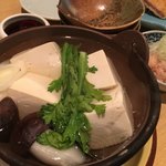 湯豆腐。お口直しにも◎体が温まります。薬味もたくさん。ありがとうございます。