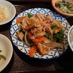 千里香 - 牛ハチノス炒め(850円)には他の料理同様、小鉢2皿、スープが付いた♪