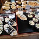 石川屋 - 巻き寿司の向こうは揚げもの。エビフライ、白身のフライなど