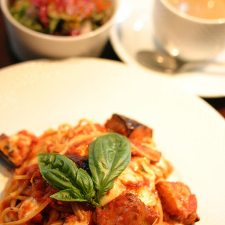 Over 20 types of pasta are always available for lunch and dinner. This is the most popular!