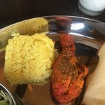 インド料理 SINGH - ナンの下からターメリックライスとタンドリーチキンが出現