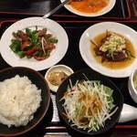 唐居 - 主菜２品スペシャルランチ、主菜は青椒肉絲と油淋鶏