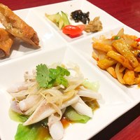 フーロン - 春巻き、イカの中華風、鶏肉とカシューナッツの炒め物