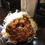 丼ぶり専門店 SUNZOK - 手のひら程の唐揚げもさる事ながらキャベツの量に驚愕。