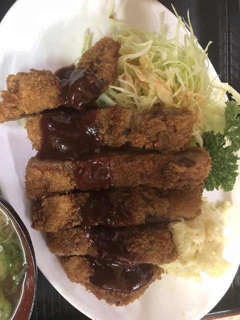 カツカレー を頂きました カレー皿にご飯がいっぱい盛られた上にトンカツが乗り そのトンカツに少し被せてカレールーをかけた 典型的な カツカレー 量も多くて 美味しかったです 満腹になりました By ハラポン1210 柳屋食堂 坂出 レストラン その他