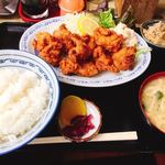 さがわ食堂 - 唐揚げ定食 800円。かなりなボリュームでお腹がパンパンになりました。