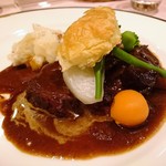 牛ほほ肉の赤ワイン煮