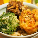 立場割烹 SSAW - 三種のかき揚げ丼 1000円 の桜えび、春菊と小柱、牛蒡と舞茸